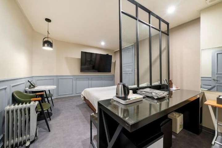 Room 5 of 17