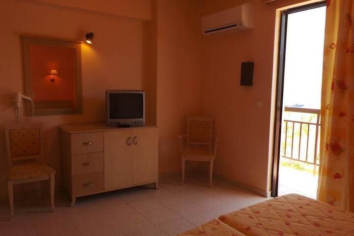 Room 4 of 9