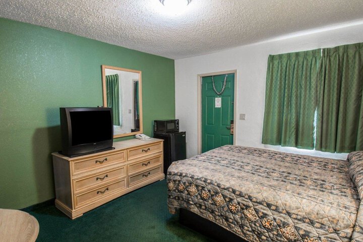 1 Queen Bed (1 of 6)