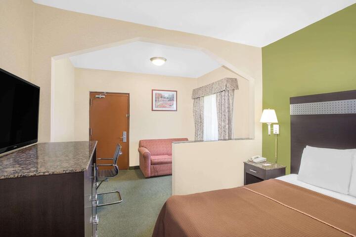 1 Queen Bed (5 of 18)