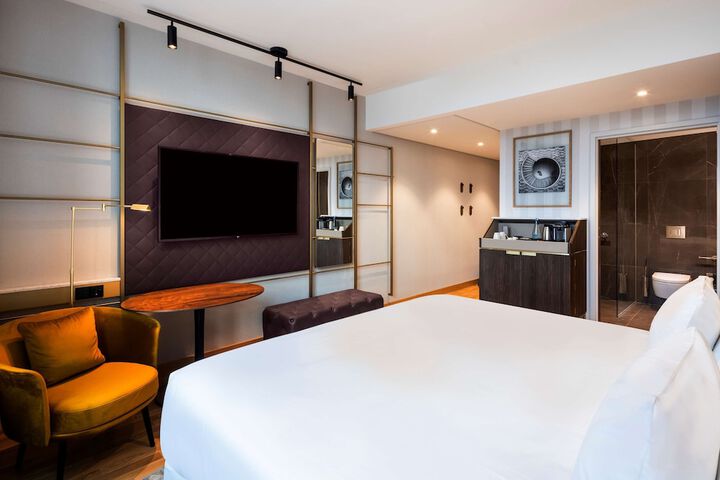 Room 73 of 128