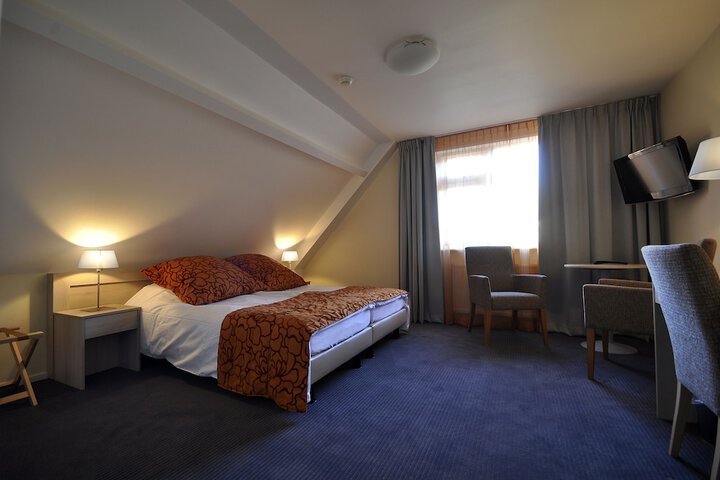 Room 4 of 49