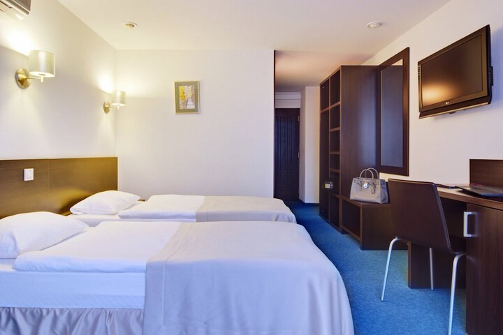 Room 2 of 37