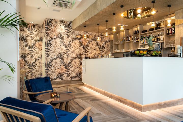 Lobby lounge