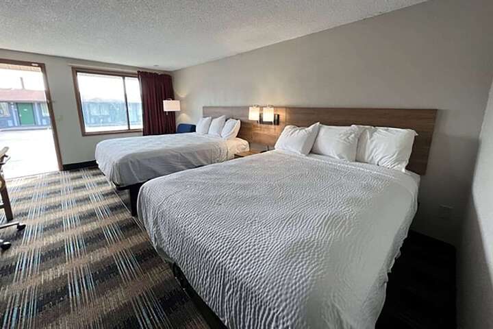 2 Queen Beds (7 of 10)