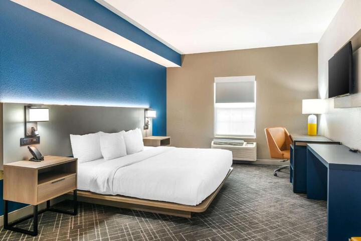1 King Bed Accessible (1 of 4)