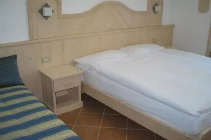 Room 8 of 12