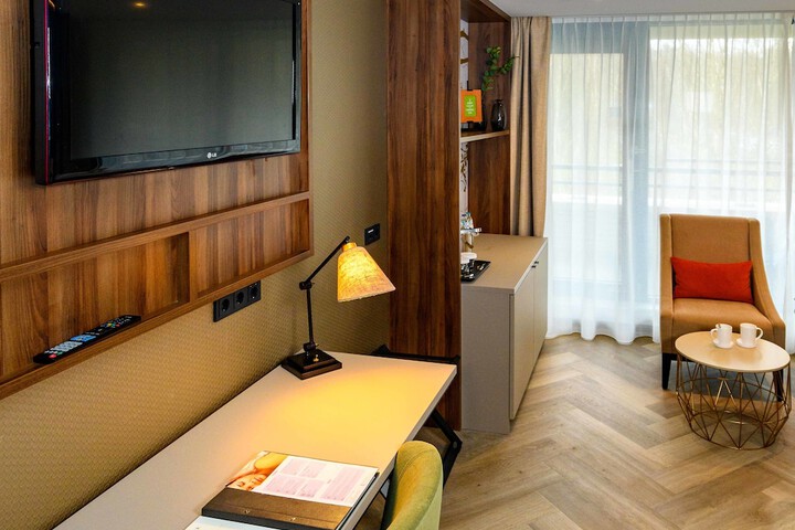Room 3 of 76