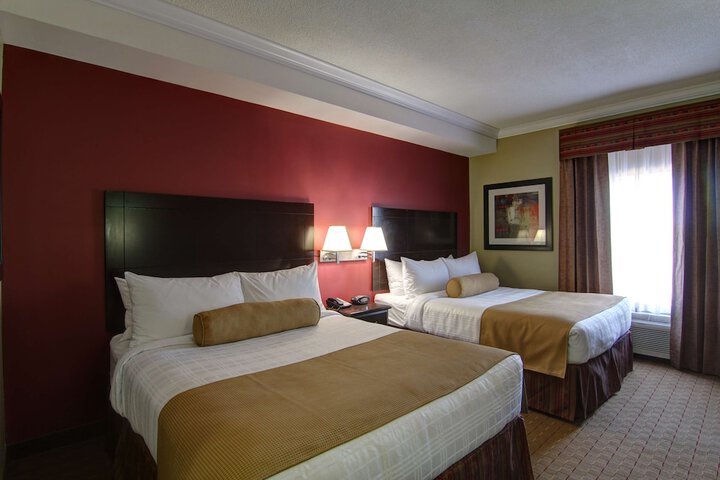 2 Queen Beds Microwave, Refrigerator High Speed Internet Full Breakfast (5 of 26)