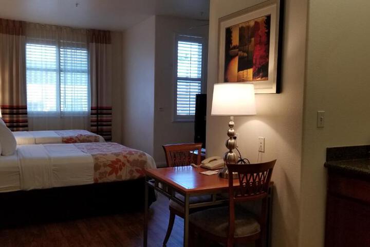 1 King Bed Mobility Hearing Impaired Accesible Studio Suite (5 of 17)