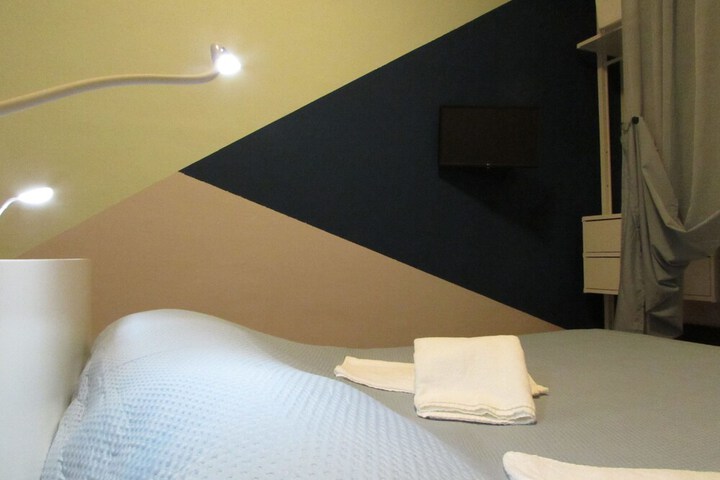 Room 4 of 28