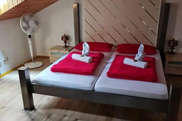 Room 4 of 10