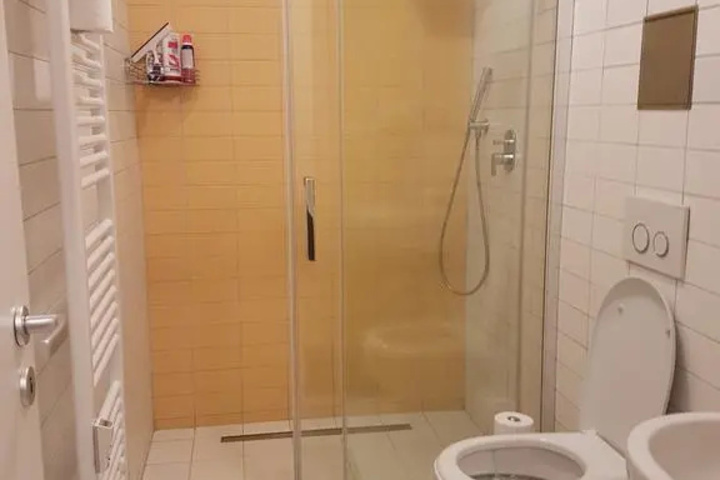 Room 5 of 12