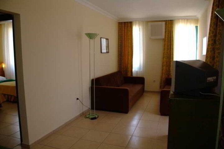 Room 6 of 10