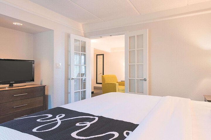 1 King Bed (2 of 18)