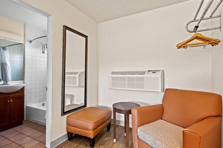 Room 5 of 33