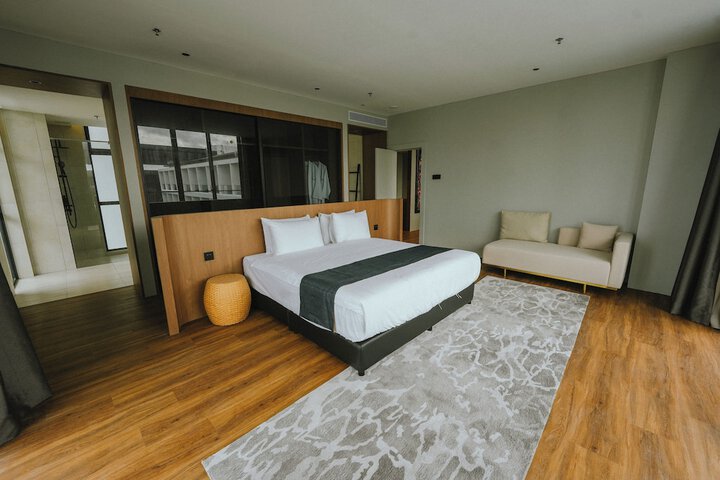 Room 13 of 33