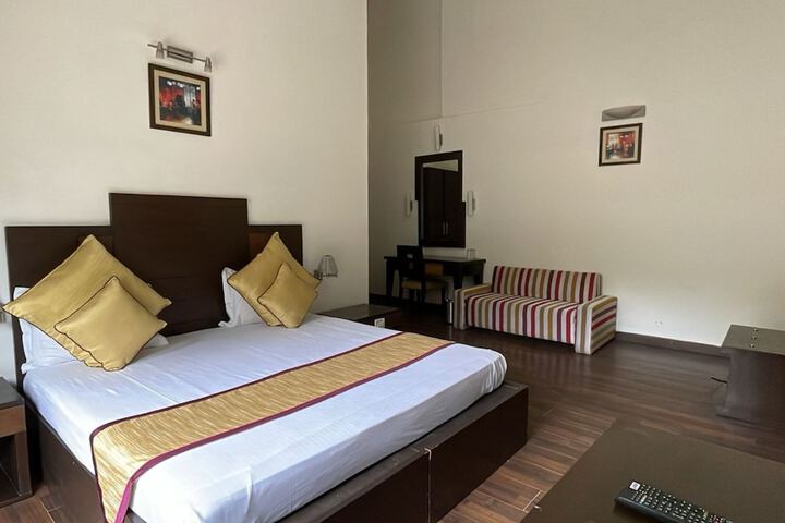 Room 6 of 35