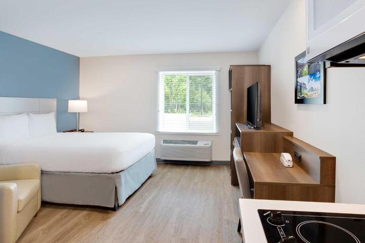 1 Queen Bed (10 of 12)