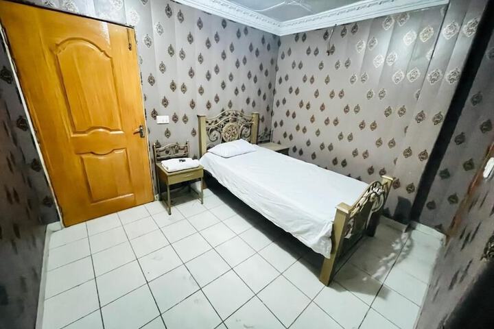Room 4 of 25