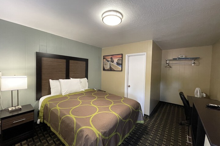 Basic 2 Queen Beds (5 of 7)