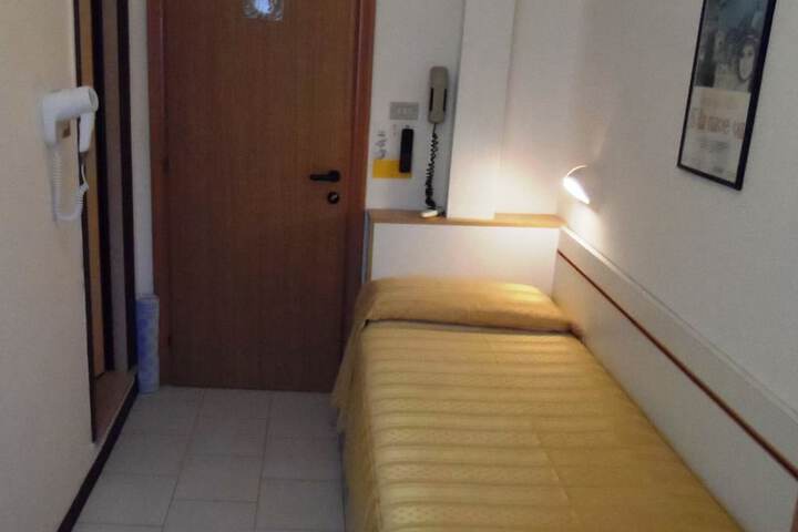 Room 8 of 35