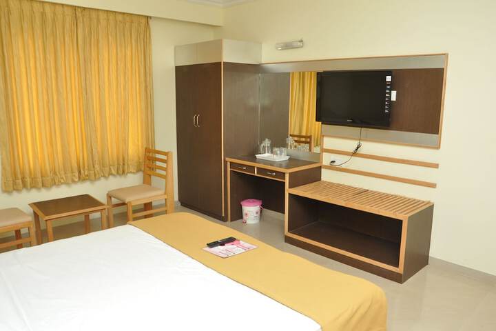 Room 4 of 8