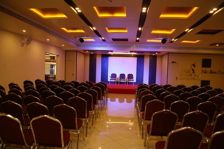 Ballroom/Hall 12 of 14