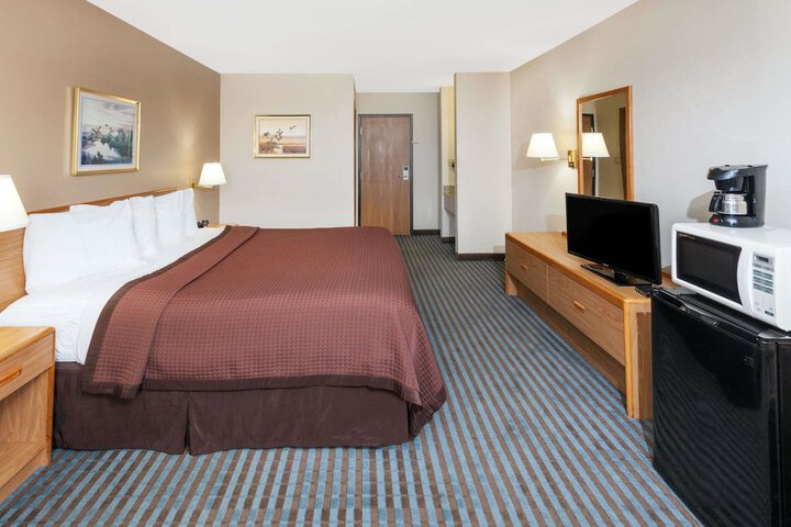 1 King Bed (5 of 5)