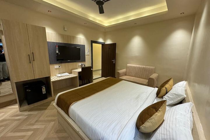 Room 10 of 19