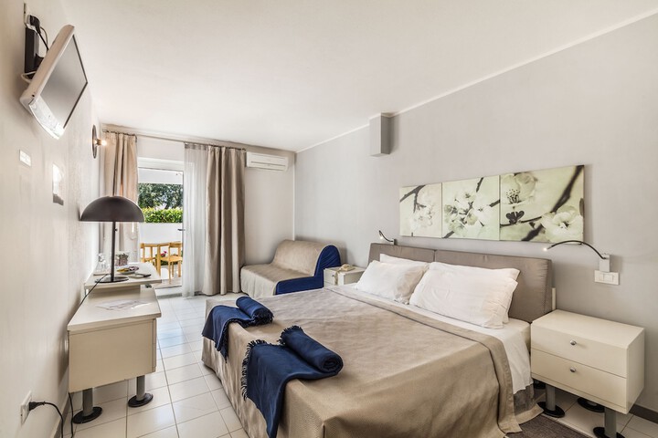 Room 2 of 40