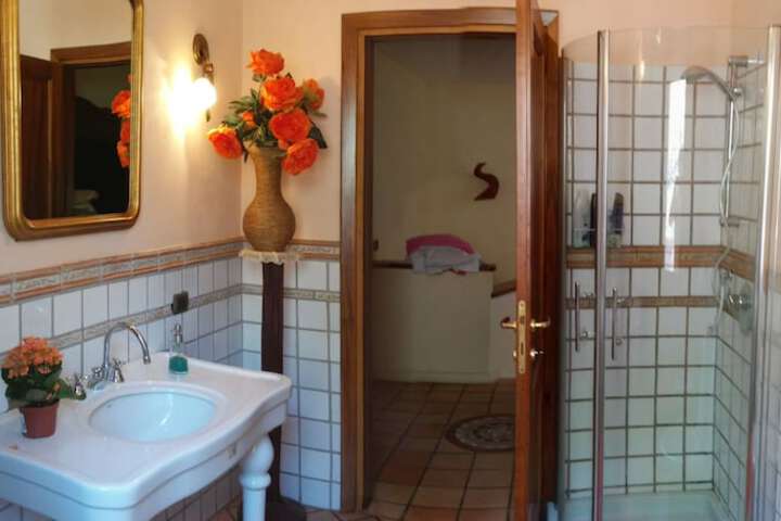 Room 6 of 12