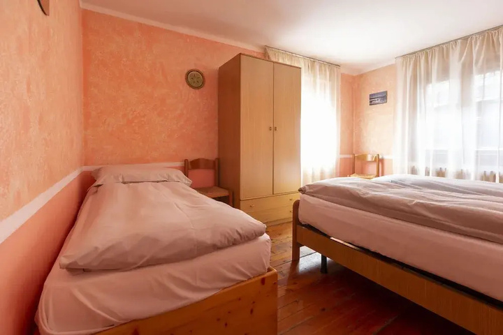 Room 6 of 10