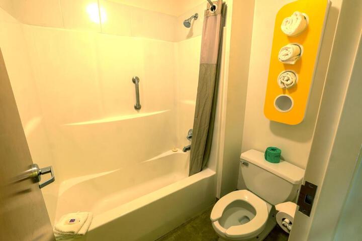 1 King Bed Accessible (3 of 5)