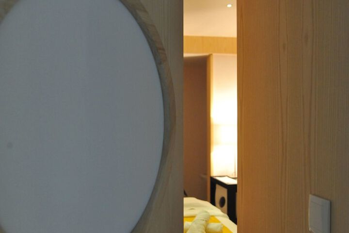 Room 26 of 100