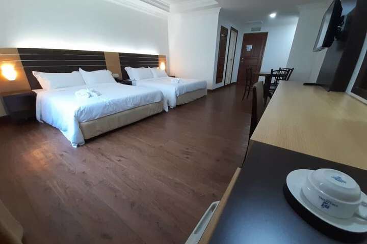 Room 13 of 33