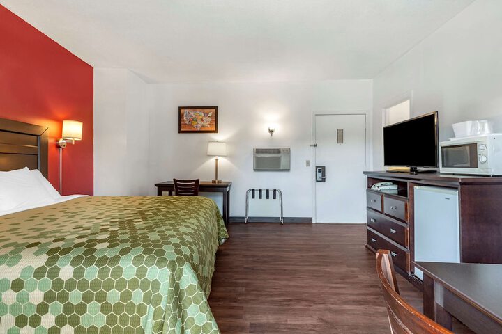 1 King Bed (3 of 9)