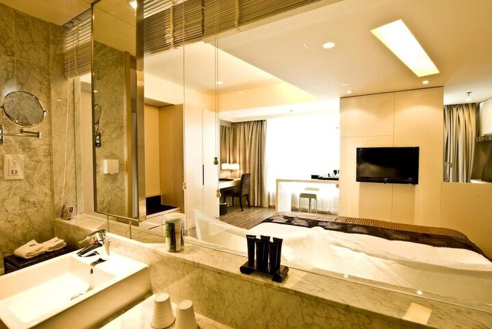 Room 25 of 166