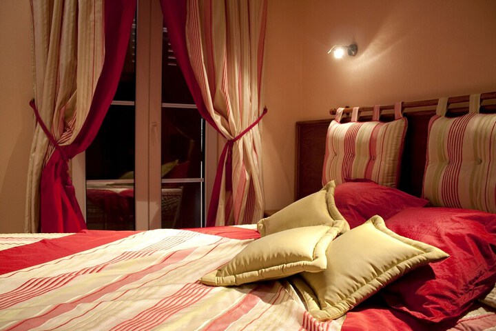 Room 4 of 63