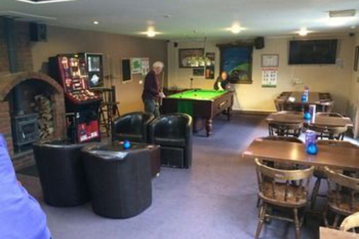Lounge 4 of 8