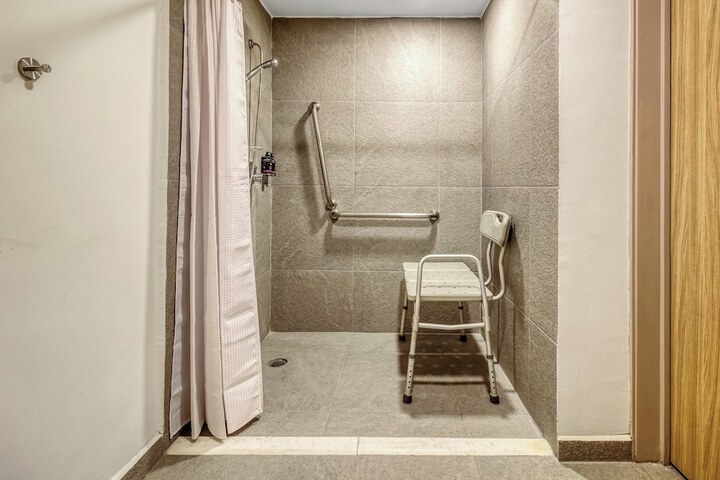 Room 13 of 83