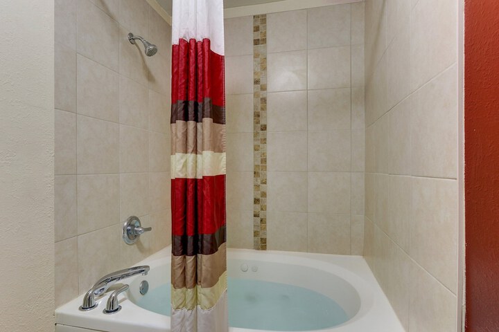 Jetted tub