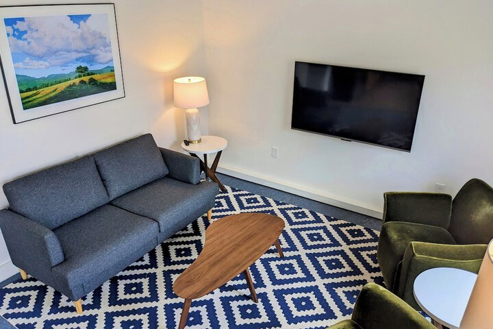 Room 33 of 46