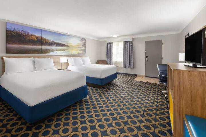 2 Double Beds (3 of 4)