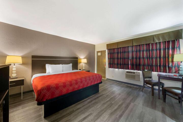 1 King Bed (16 of 24)