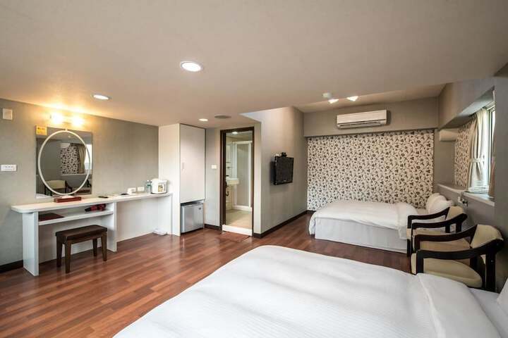 Room 17 of 28