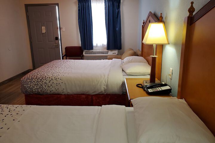 1 Queen Bed (15 of 20)