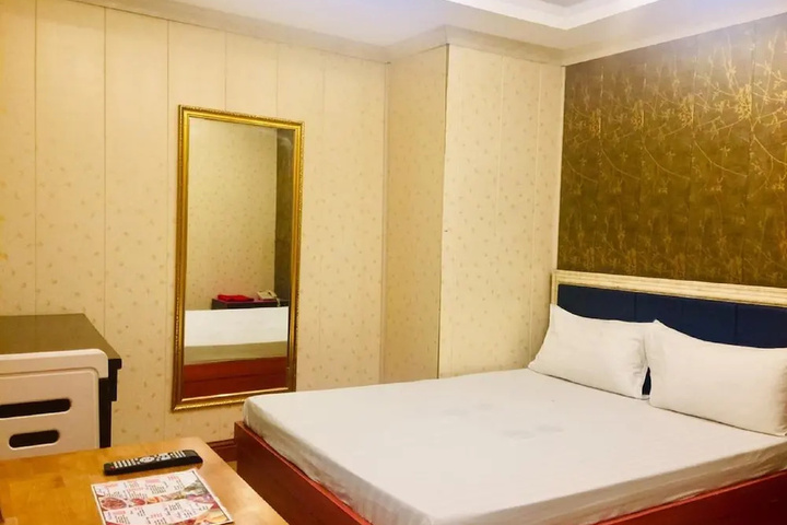 Room 5 of 10