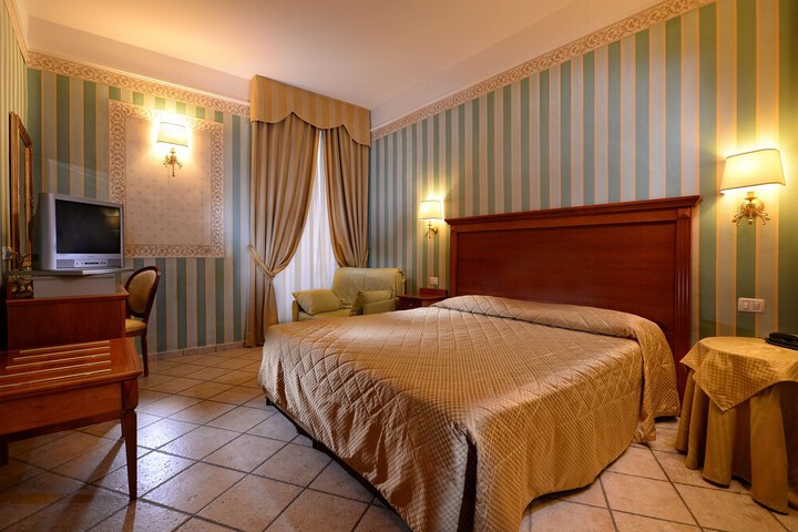 Room 6 of 39