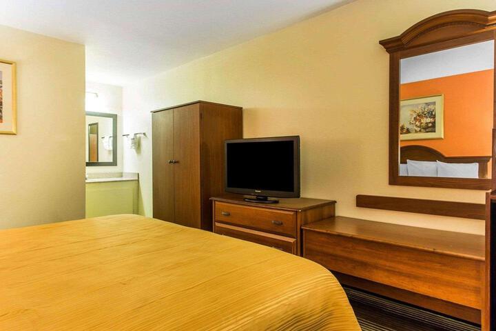 1 King Bed (2 of 6)